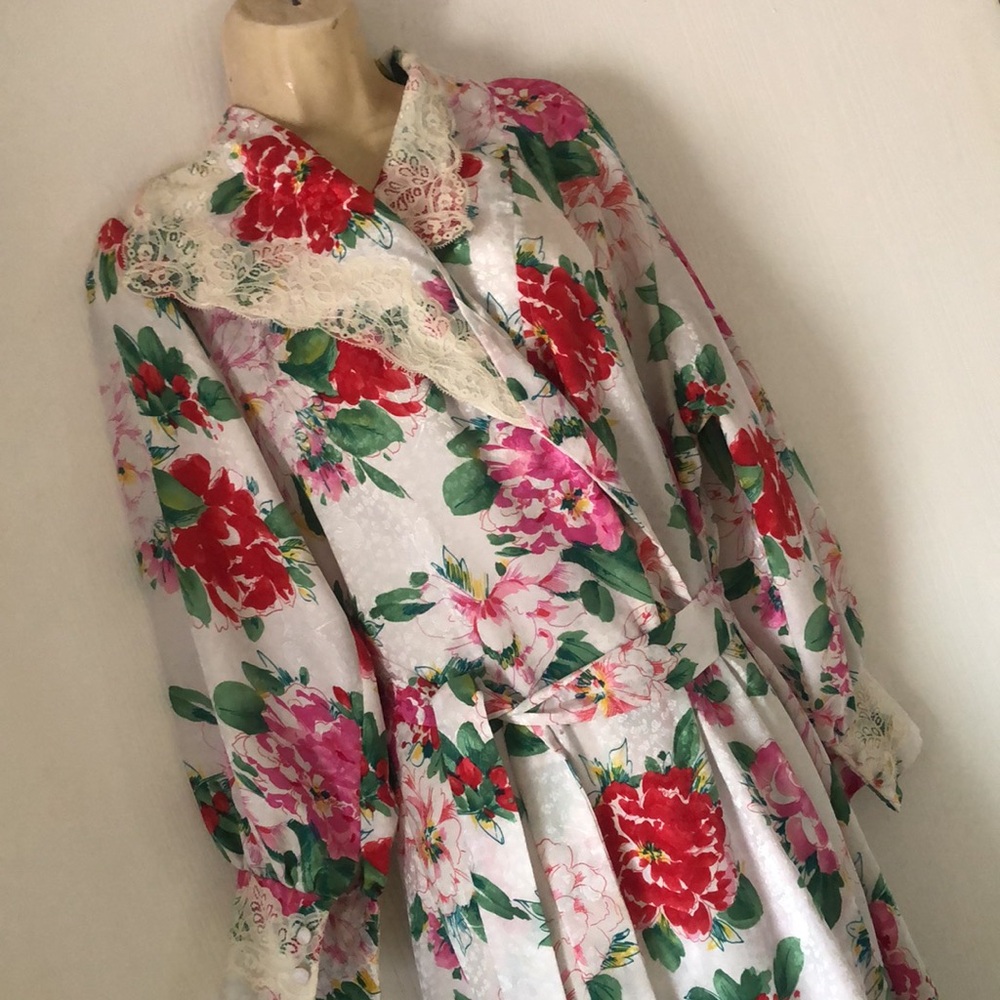Woman’s rare Victorian floral VTG Gold label Victoria’s Secret lace bath robe - Picture 4 of 16